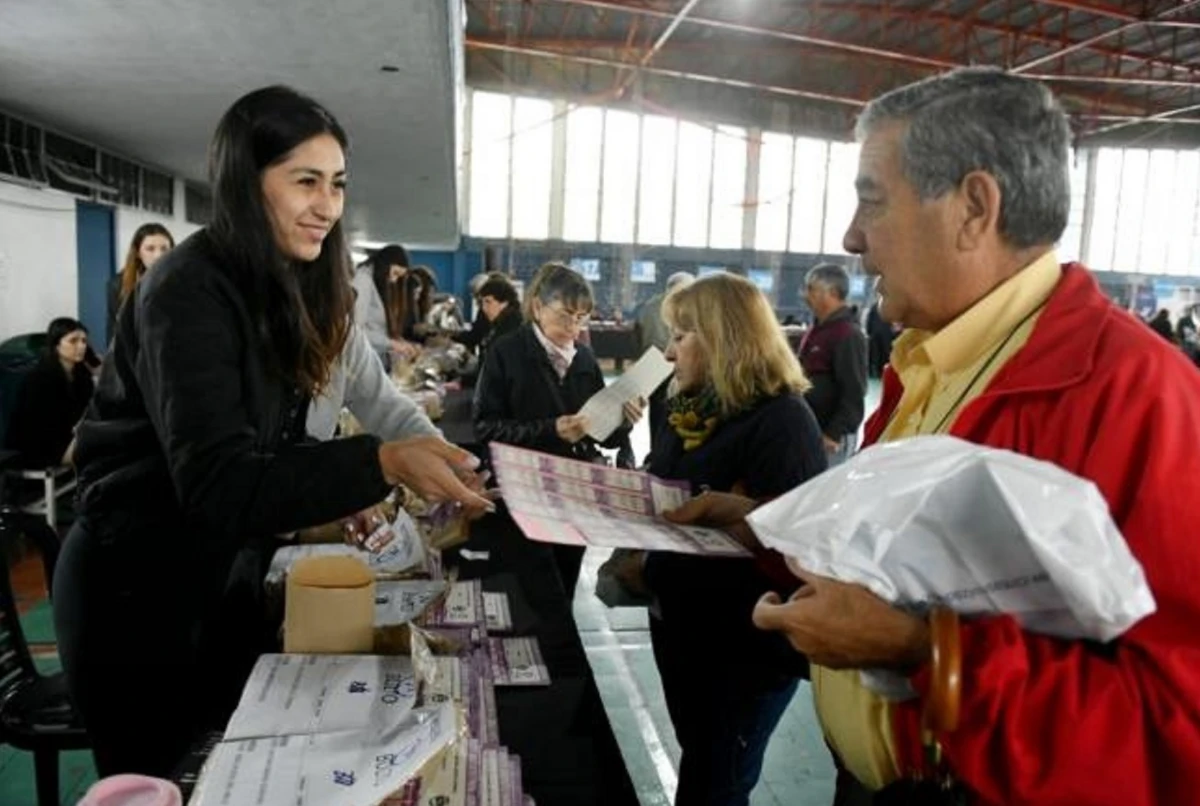 Entrega de los boletos en el complejo Belgrano. COMUNICACIÓN PÚBLICA