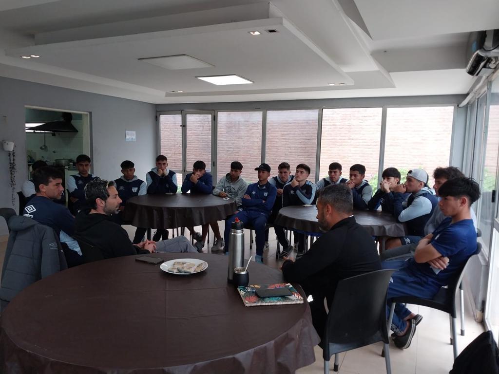 EXPERIENCIA. Lucchetti y otros ex jugadores visitaron a los chicos de la pensión. 