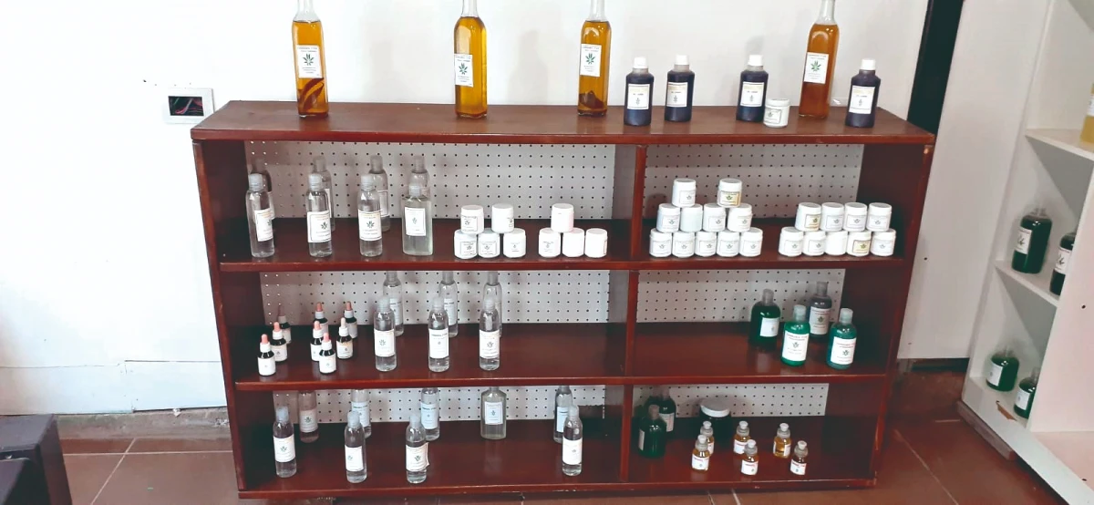 ALLANAMIENTO. En un centro de producción secuestraron diversos productos derivados del cannabis, listos para ser comercializados.