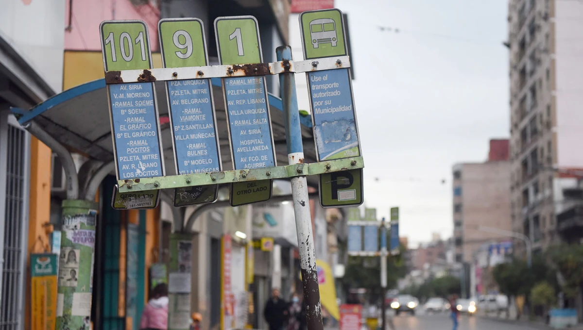 MENOS FRECUENCIAS. Los usuarios de colectivos deberán contemplar que habrá menos unidades recorriendo hoy el ámbito metropolitano de la ciudad.