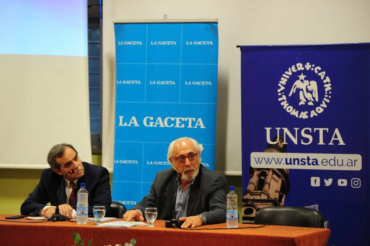 RECONOCIDO. Santiago Kovadloff, acompañado por Francisco López Cruz (rector de la Unsta) y por el edil Javier Jantus fue nombrado huésped ilustre de Yerba Buena durante la presentación de su libro.