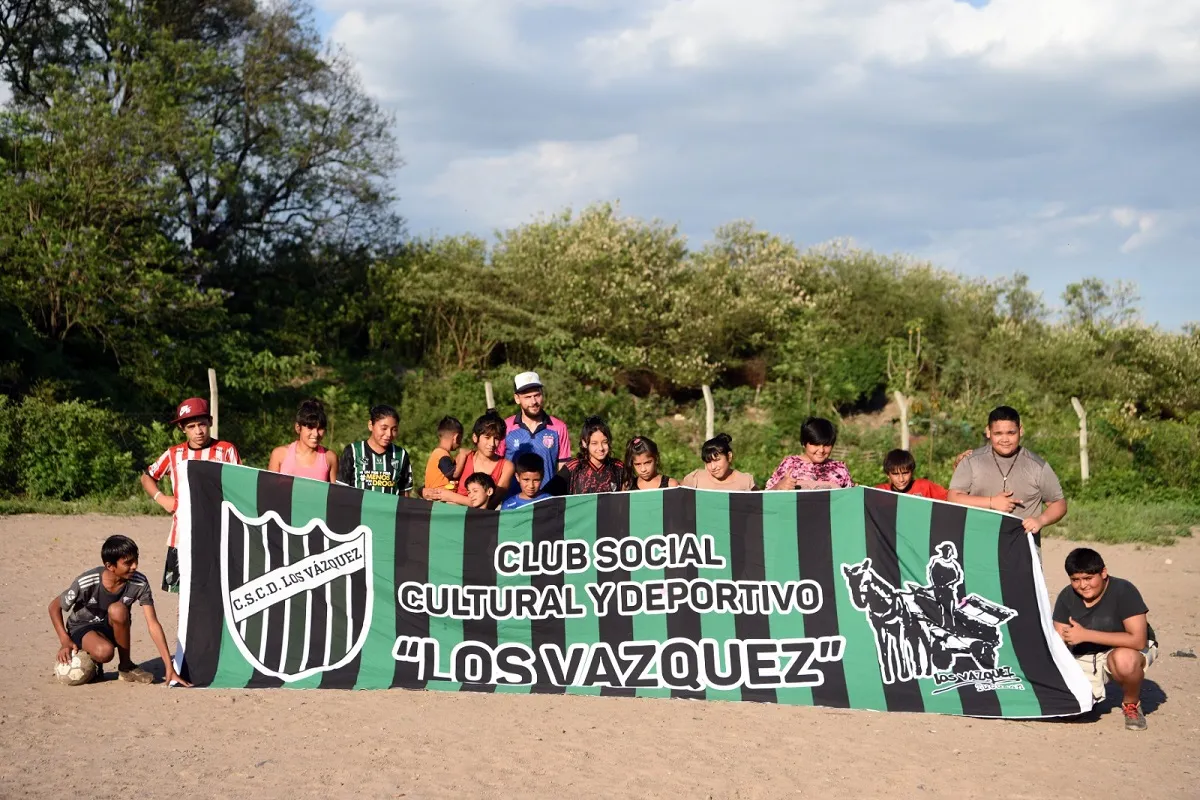 HERRAMIENTA PARA CAMBIAR VIDAS. Los chicos de Los Vázquez encuentran una salida a las adicciones, con la escuelita de fútbol. LA GACETA/JUAN PABLO SÁNCHEZ NOLI.