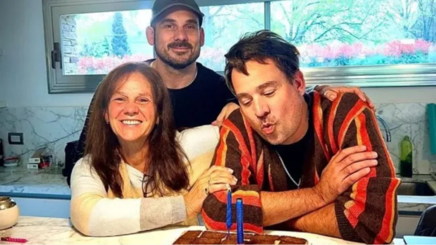 Chano junto a su mamá y su hermano