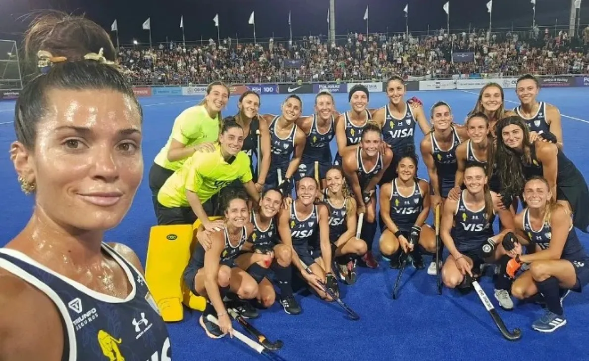 PARTIDO FINALIZADO. El plantel completo de las Leonas después de ganarle a Gran Bretaña en Santiago del Estero. 