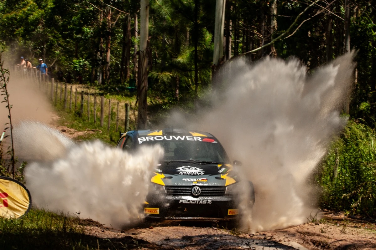 ACOMPAÑA. El VW Gol Trend sabe que sus ocupantes quieren terminar la temporada en la mejor posición y su rendimiento es máximo.