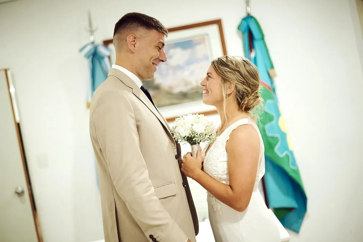 ENAMORADOS. El delantero de San Martín de Tucumán Mateo Acosta sonríe junto a su esposa, la futbolista de Boca Camila Gómez Ares. FOTO TOMADA DE INSTAGRAM.