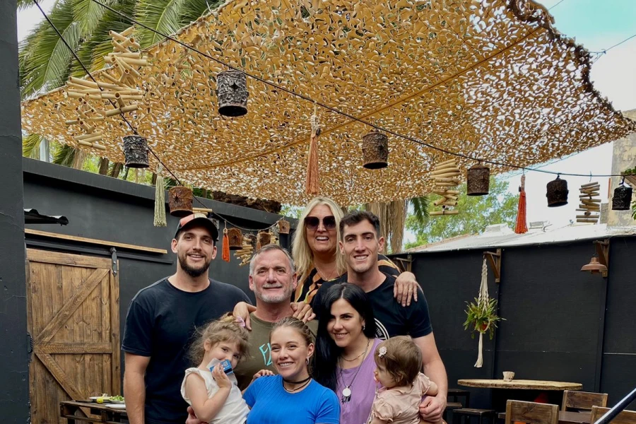 DESCANSANDO. Tomás Marchiori con su familia en Mendoza. 