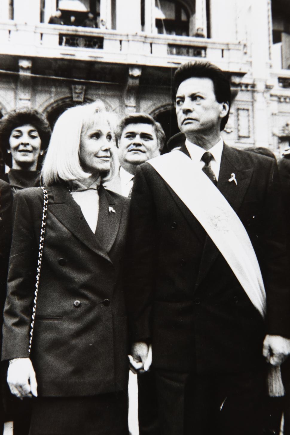 1991. Ramón Bautista Ortega, el cantante conocido como “Palito”, con su esposa Evangelina Salazar tras asumir al frente del Poder Ejecutivo tucumano.