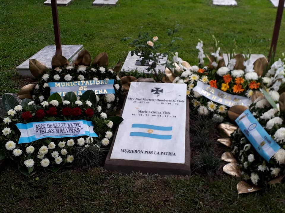 HOMENAJES. La tumba de los asesinados, lugar de tributos.