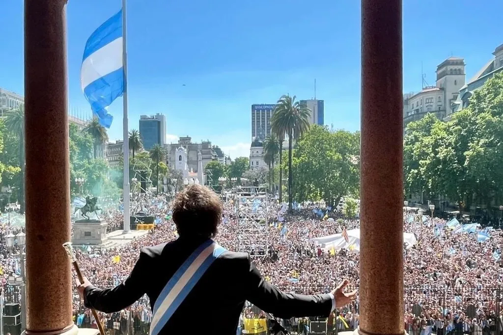 Javier Milei saluda desde el balcón. FOTO CASA ROSADA