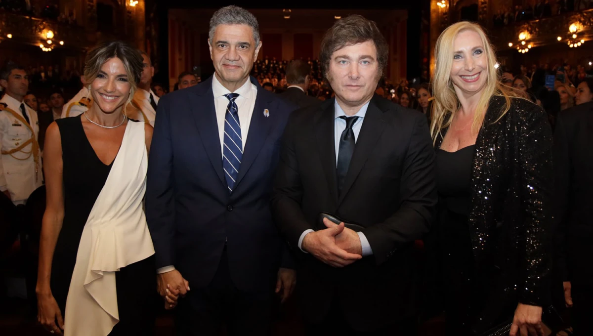 EN EL COLÓN. Milei posó junto a su hermana con Jorge Macri y su pareja, María Belén Ludueña. FOTO TOMADA DE TWITTER.COM/JORGEMACRI