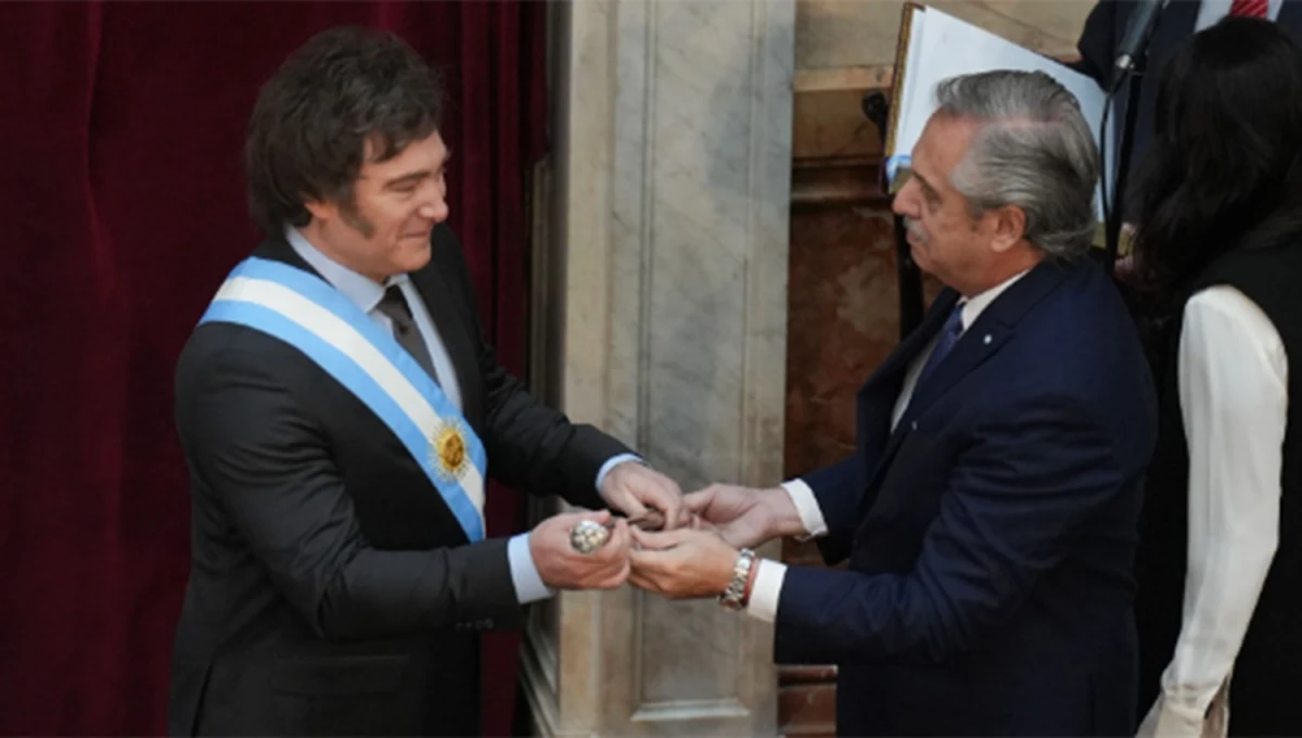 Javier Milei recibió el bastón de mando de parte de Alberto Fernandez.