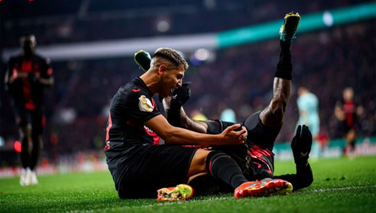 VENTAJA. Con el Tucu Palacios en el centro de la cancha, Leverkusen tiene la chance de escaparse, temporalmente, en la cima de la Bundesliga.