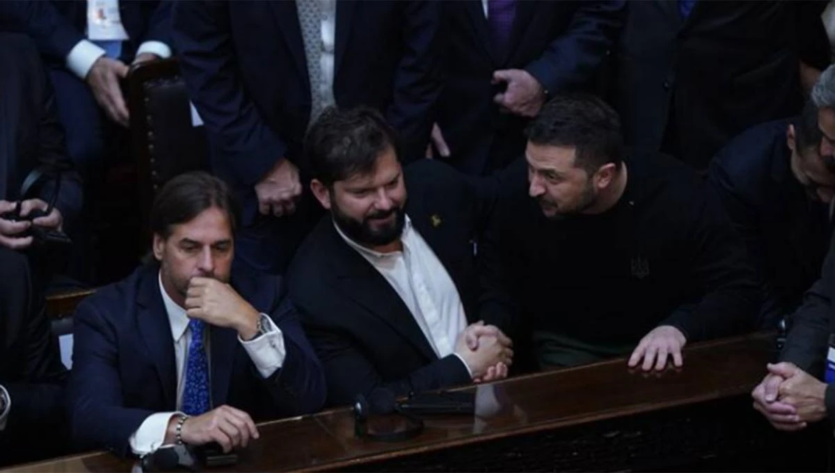 Volodimir Zelenski saludando a Gabriel Boric y al lado de Luis Lacalle Pou. FOTO TOMADA DE LANACION.COM