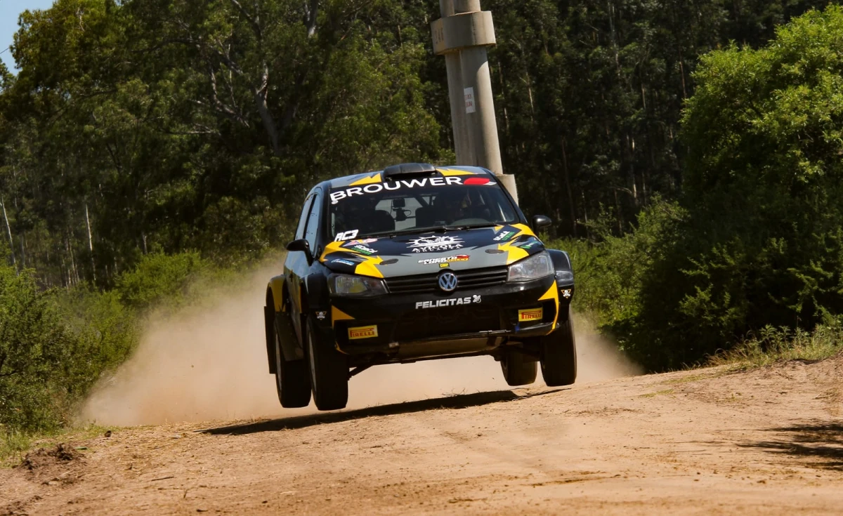 DE A TRES. El VW Gol Trend, Lord, Karamatich y los integrantes del equipo Matarrese formaron un equipo impecable. FOTO RALLY ARGENTINO