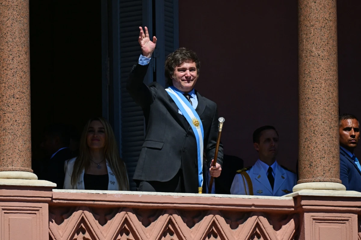 Milei, en el balcón de la Casa Rosada. AFP