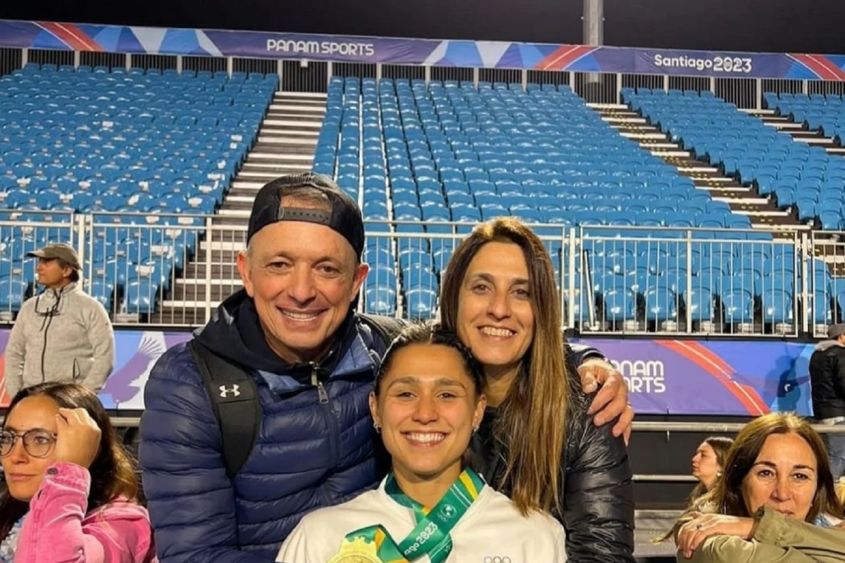 EN FAMILIA. La defensora de las leonas posa con papá Alejandro y con su mamá.