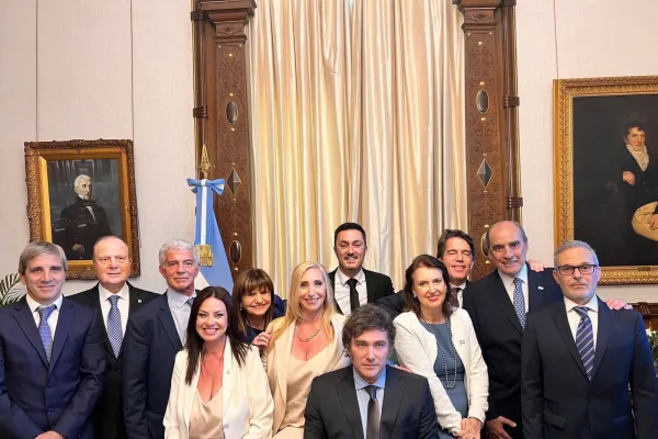 Milei le tomó juramento a sus ministros en el Salón Blanco de Casa de Gobierno