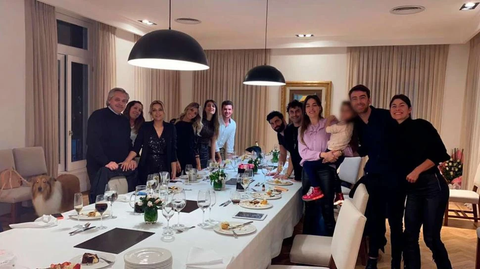 2020. El 14 de julio, en plena vigencia de las máximas restricciones de contacto social, la primera dama festeja su cumpleaños en la Quinta de Olivos. La foto de la reunión infractora se viralizó un año después.