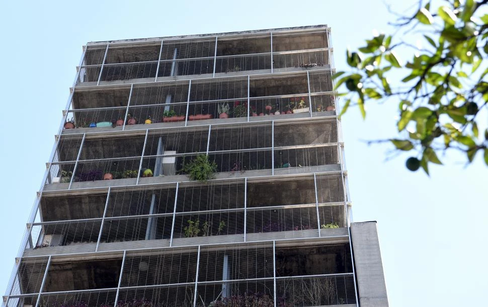 LUGAR DEL CRIMEN. María Sol González vivía en el décimo piso. Se había mudado a la Capital hace tres meses. la gaceta / Foto de José Nuno