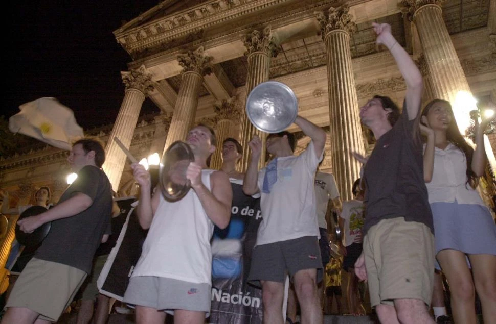 2001. Irrumpen en el espacio público los llamados “piqueteros”. El 31 de julio, estos actores sociales concretan la primera protesta organizada por fuera de las estructuras políticas o sindicales.