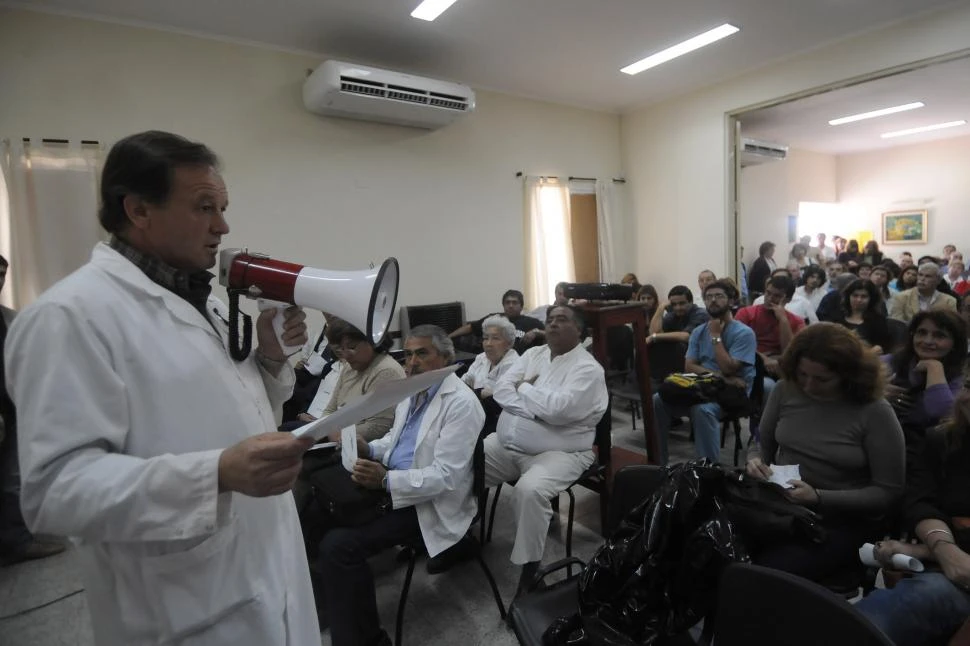 2009. En Tucumán, comienza a hacerse sentir la voz de los autoconvocados de la salud que reclaman a Alperovich una reestructuración salarial y mejores condiciones de labor.