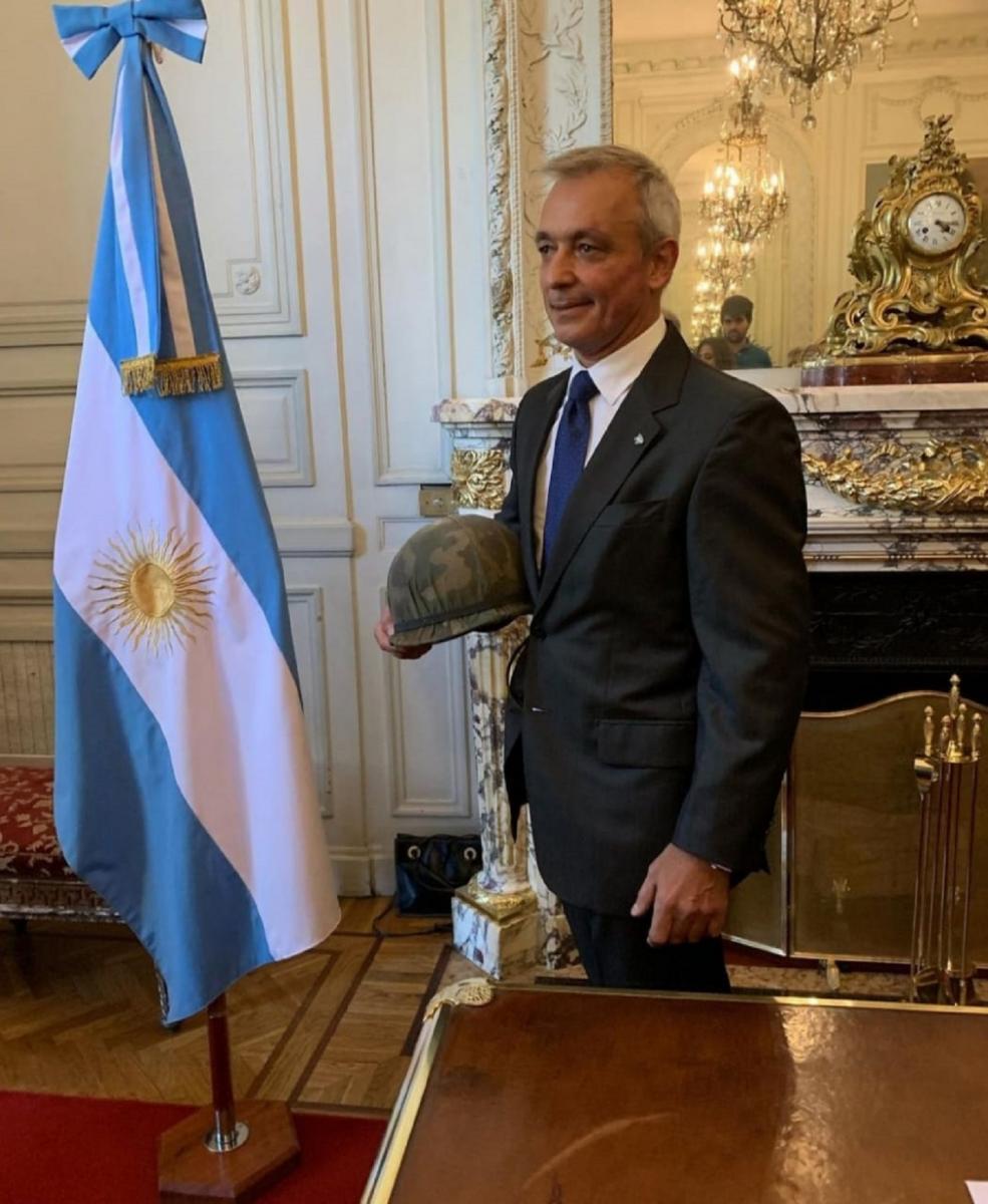 EN CASA ROSADA. Alejandro Gorzelany, papá de Agustina, posa con su casco.