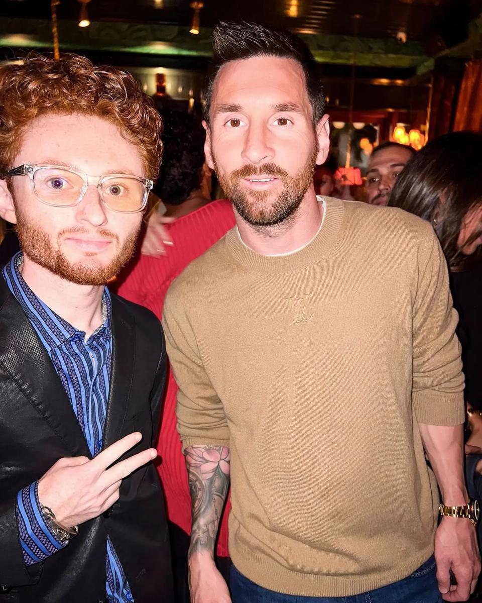 Lionel Messi con Brandon Powell, diseñador que trabajo en el estadio de Inter Miami. (Foto: IG @mr.soflo)