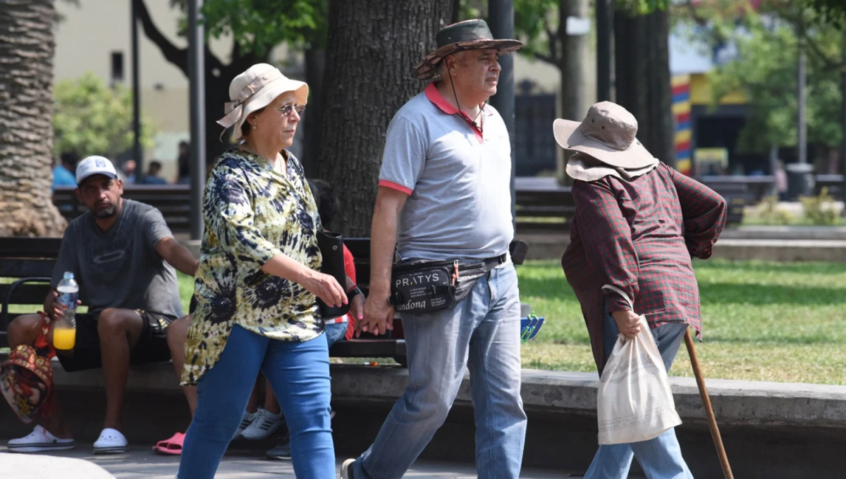 MUCHO SOL. Los tucumanos y tucumanas deberán protegerse de los fuertes rayos sobre todo del mediodía.