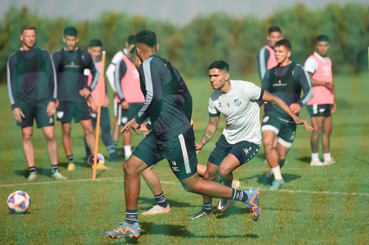 EN ENERO. El plantel de Atlético fue licenciado hasta el 3 de enero. Ese día comenzará la pretemporada en el complejo José Salmoiraghi, mientras tanto; Lucchetti se mueve para cerrar con los refuerzos. Foto: La Gaceta / Juan Pablo Sánchez Noli