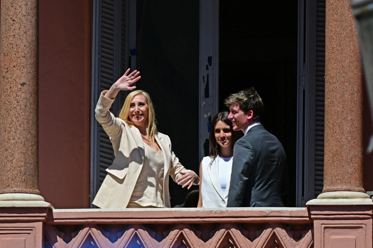 EN LA ASUNCIÓN. Karina Milei saluda a los seguidores durante el acto del domingo. AFP