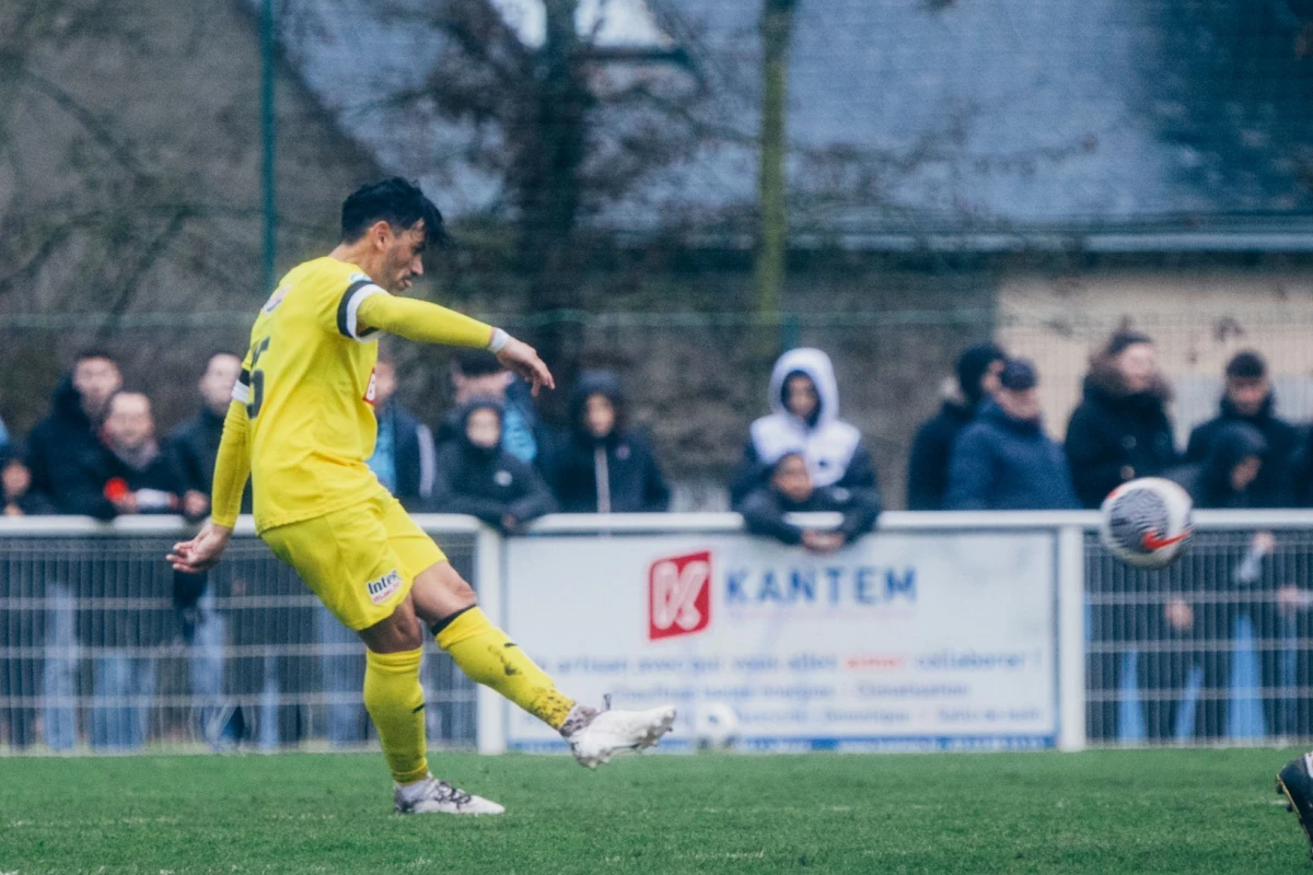 EXPERIENCIA. Tino Costa volvió a jugar con la camiseta del Pau FC. 