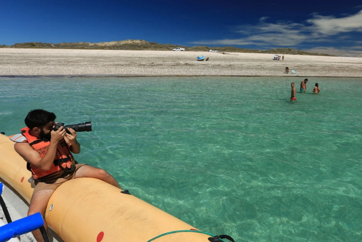 Cómo llegar a Punta Villarino, la playa que tiene las aguas más cristalinas de la Argentina.