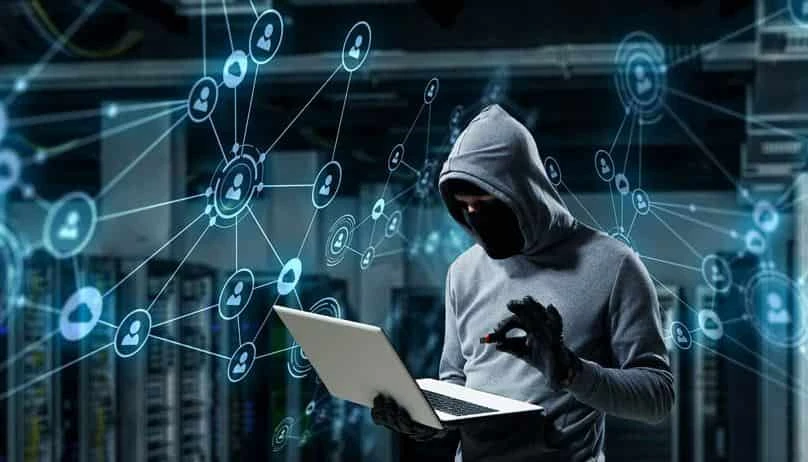 HACKERS. Lo más común es la suplantación de identidades.