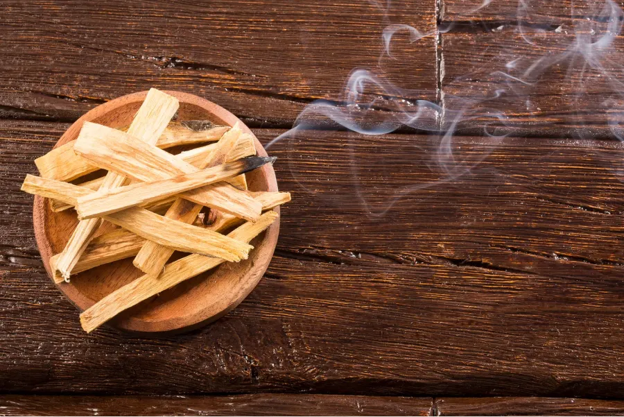 El palo santo prosee poderes energéticos