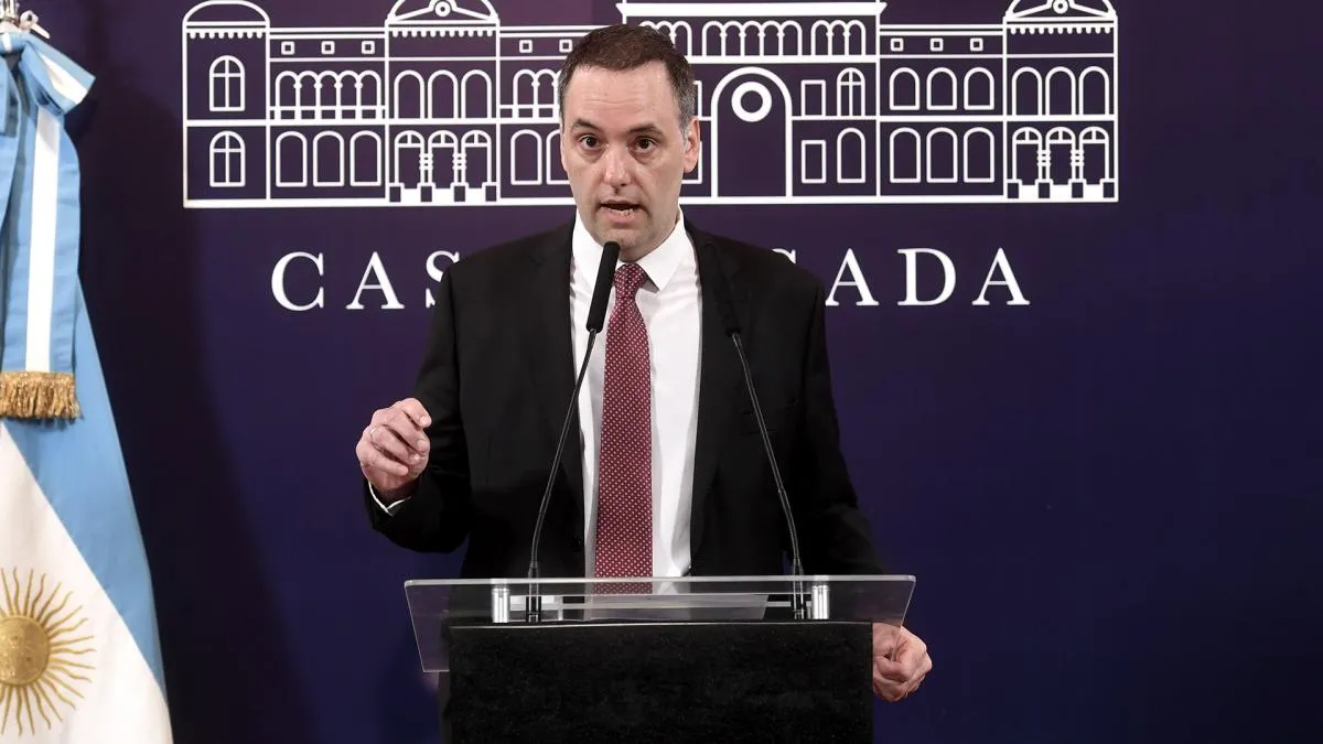 Adorni anunció la revisión de contratos y la suspensión de la pauta en los medios por un año