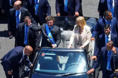 Quiénes son los custodios de Karina y Javier Milei que los acompañaron en el momento del botellazo