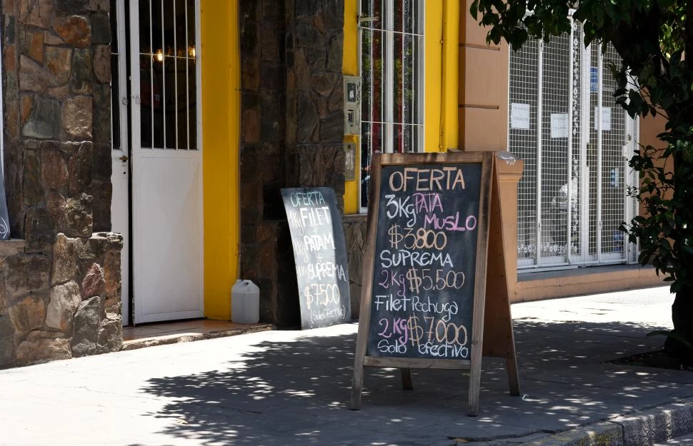 LA TIZA DURA POCO. Los almaceneros cambiaron todos los precios de la última semana. Los ajustes de listas llegaron entre el 30% y el 50%. la gaceta / Foto de José Nuno