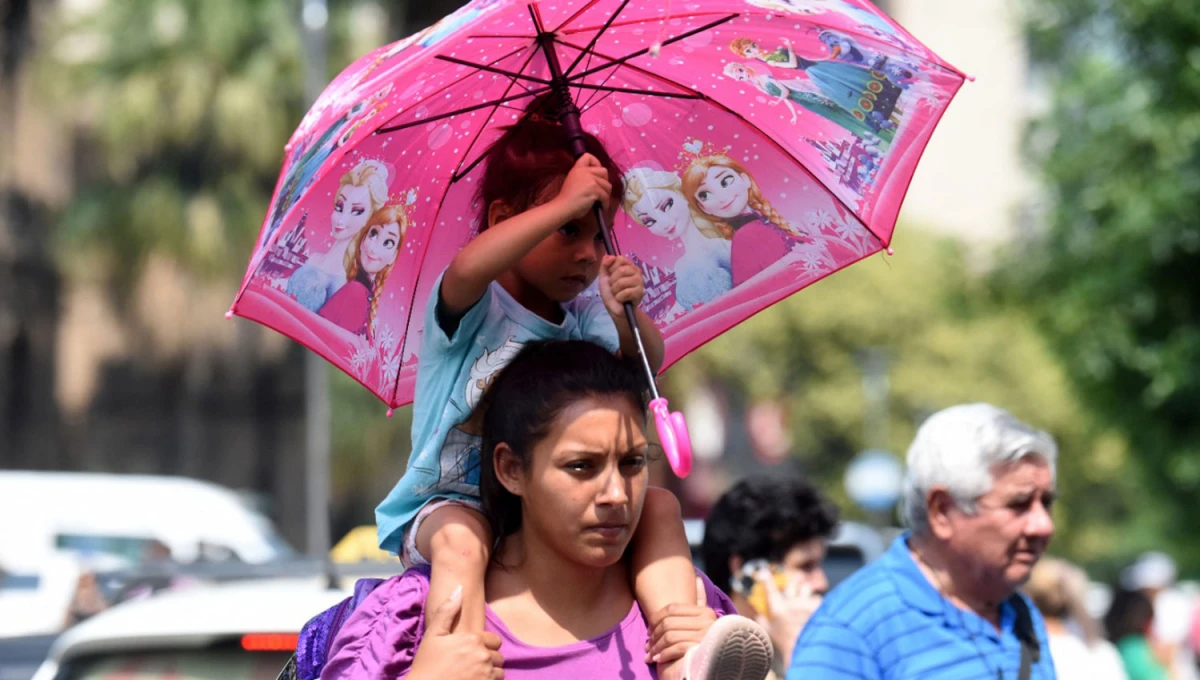 MUCHO CALOR. El SMN pronosticó una máxima de 35 °C para Tucumán.