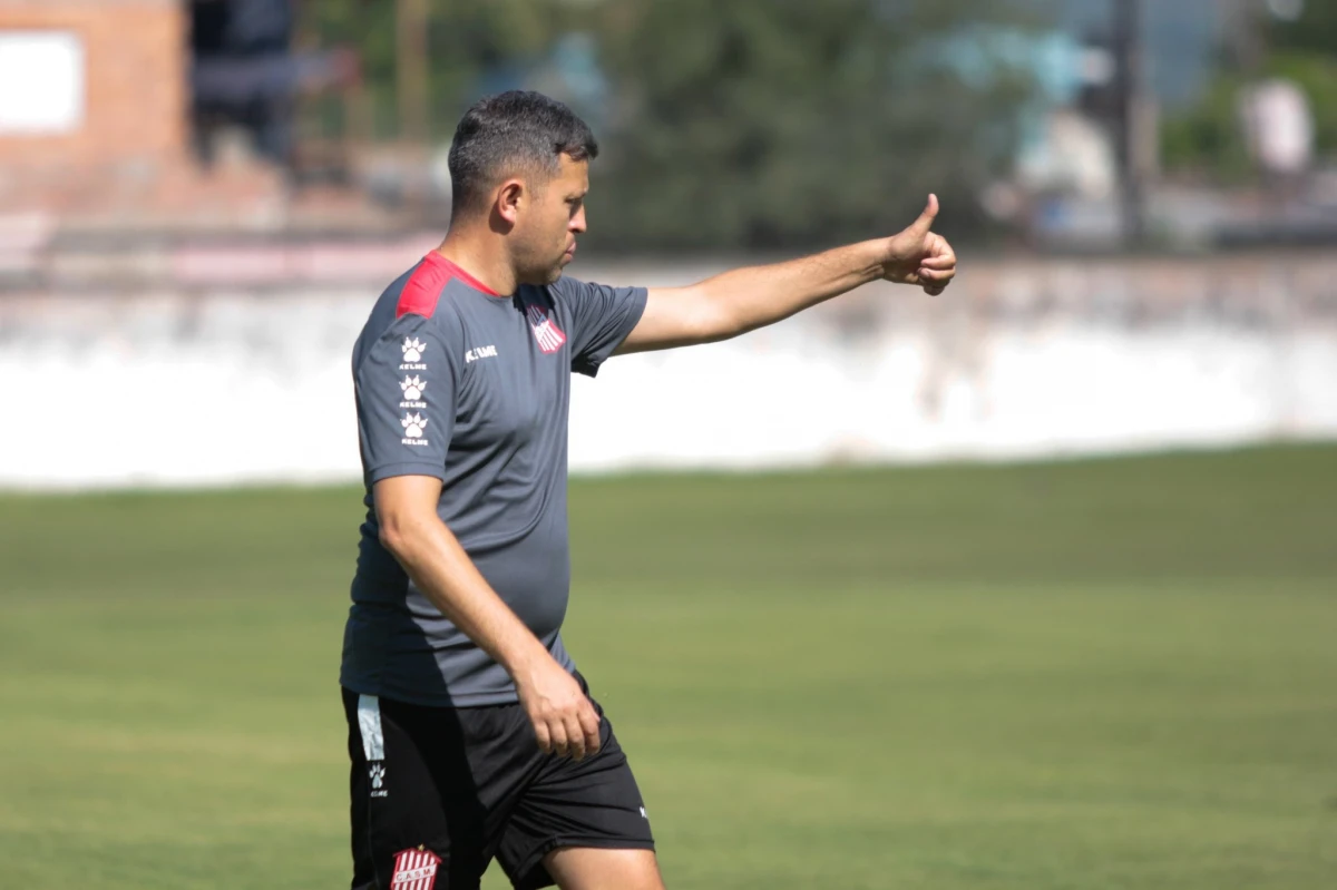 Diego Flores, el flamante entrenador de San Martín, ya dirigió su primera práctica en el complejo Natalio Mirkin.