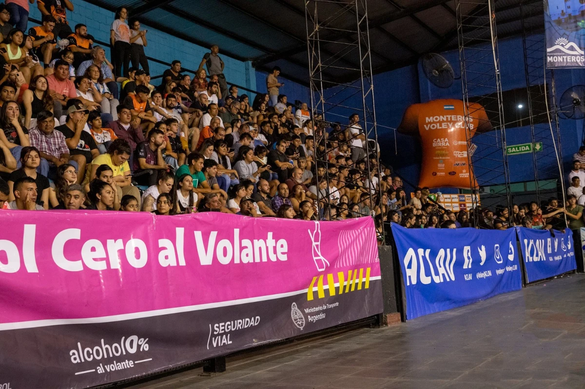 SEPTIMO JUGADOR. Los simpatizantes monterizos apoyan masivamente no solo al equipo, también al buen voley.