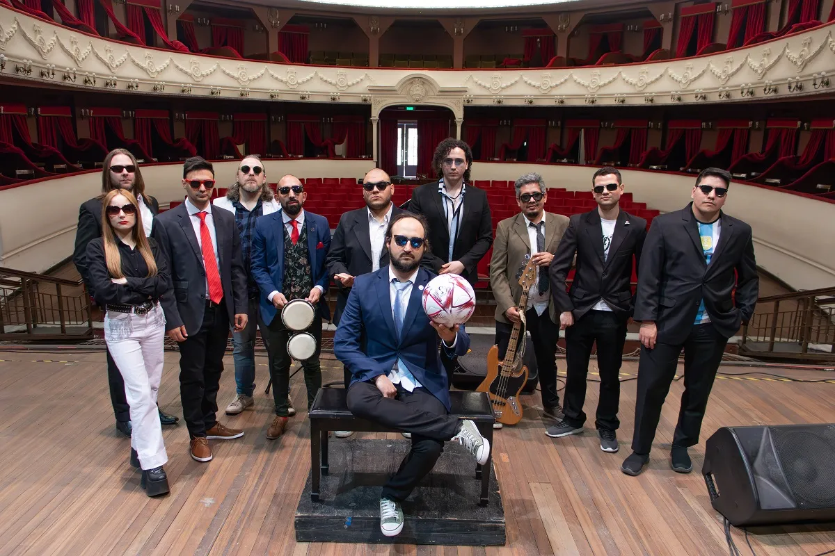 LISTOS PARA SALIR A LA CANCHA. La orquesta “88 blancas y negras”, encabezada por Marcos Canals Bonnet, interpretará un variado repertorio de canciones que tienen que ver con el fútbol y la pasión.