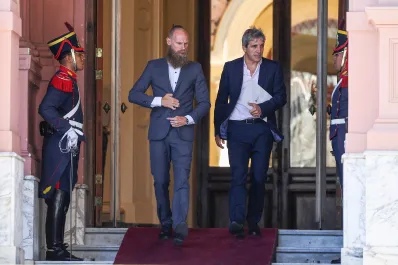 Medidas de shock: recorte de gastos, el dólar oficial se va a $800 y suben las tarifas