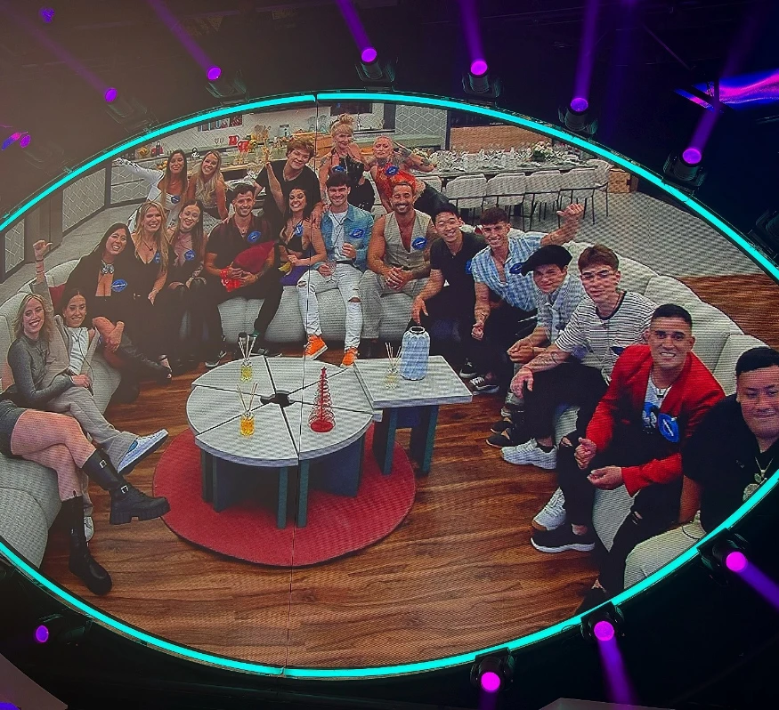 TODOS JUNTOS. La primera imagen de los 20 participantes que ingresaron en la noche inaugural de Gran Hermano; ayer iban a entrar dos más. @santidelmoro