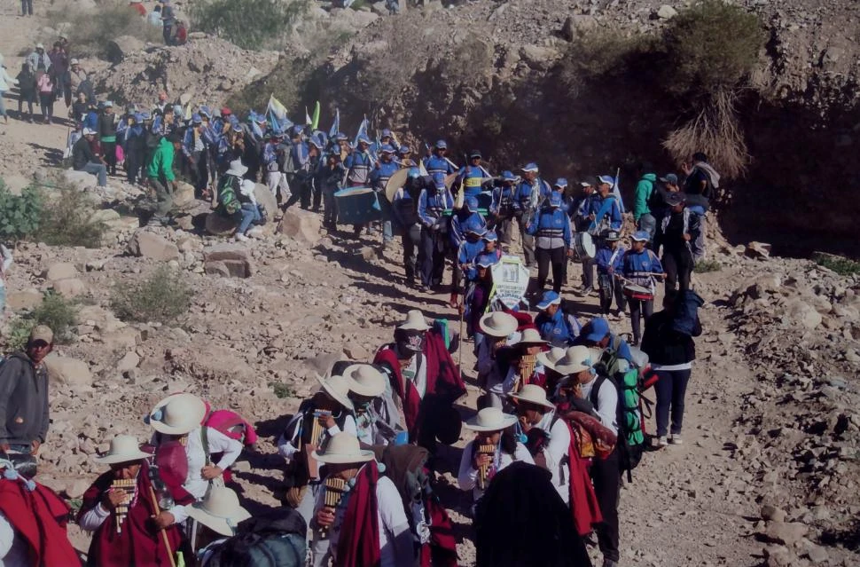 JUJUY. Con sikuris, promesantes honran a la Virgen de Abra de Punta Corral.