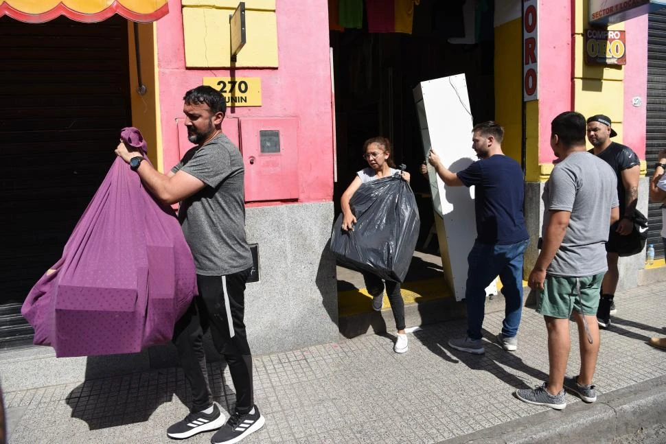 BOLSAS O GRANDES LIENZOS. Los puesteros apelaron a lo que tenían a mano para sacar la mercadería de los locales. LA GACETA / FOTO DE JUAN PABLO SANCHÉZ NOLI