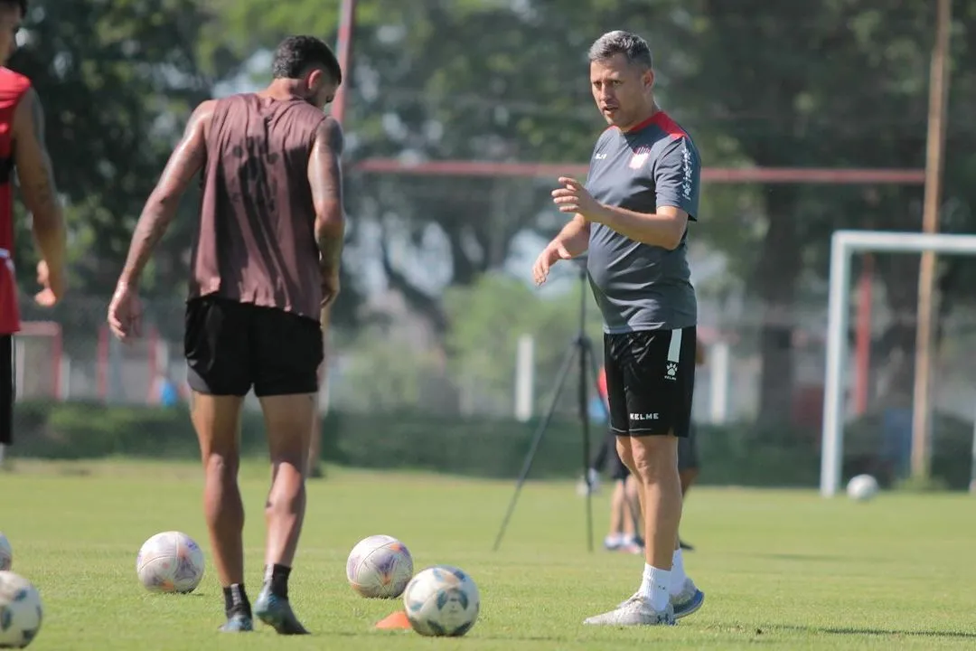 TRABAJOS INTENSOS. El nuevo técnico de San Martín de Tucumán Diego Flores. FOTO CASM.