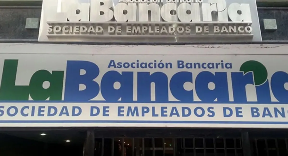 Los bancarios acordaron una mejora salarial y el sueldo inicial será de casi $700.000