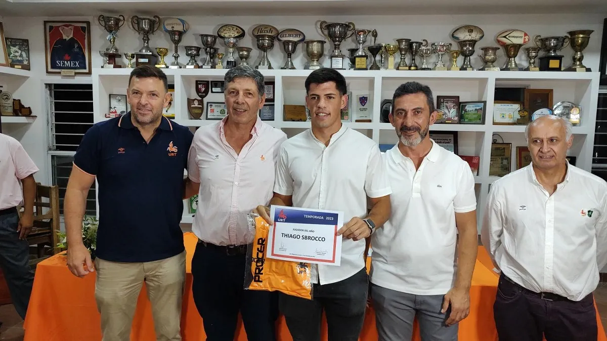 EL MEJOR. Thiago Sbrocco recibe el premio al Jugador del Año junto al vicepresidente Juan Emilio Torres, el presidente Santiago Taboada y los consejeros Federico Caillou y Luis Gray.