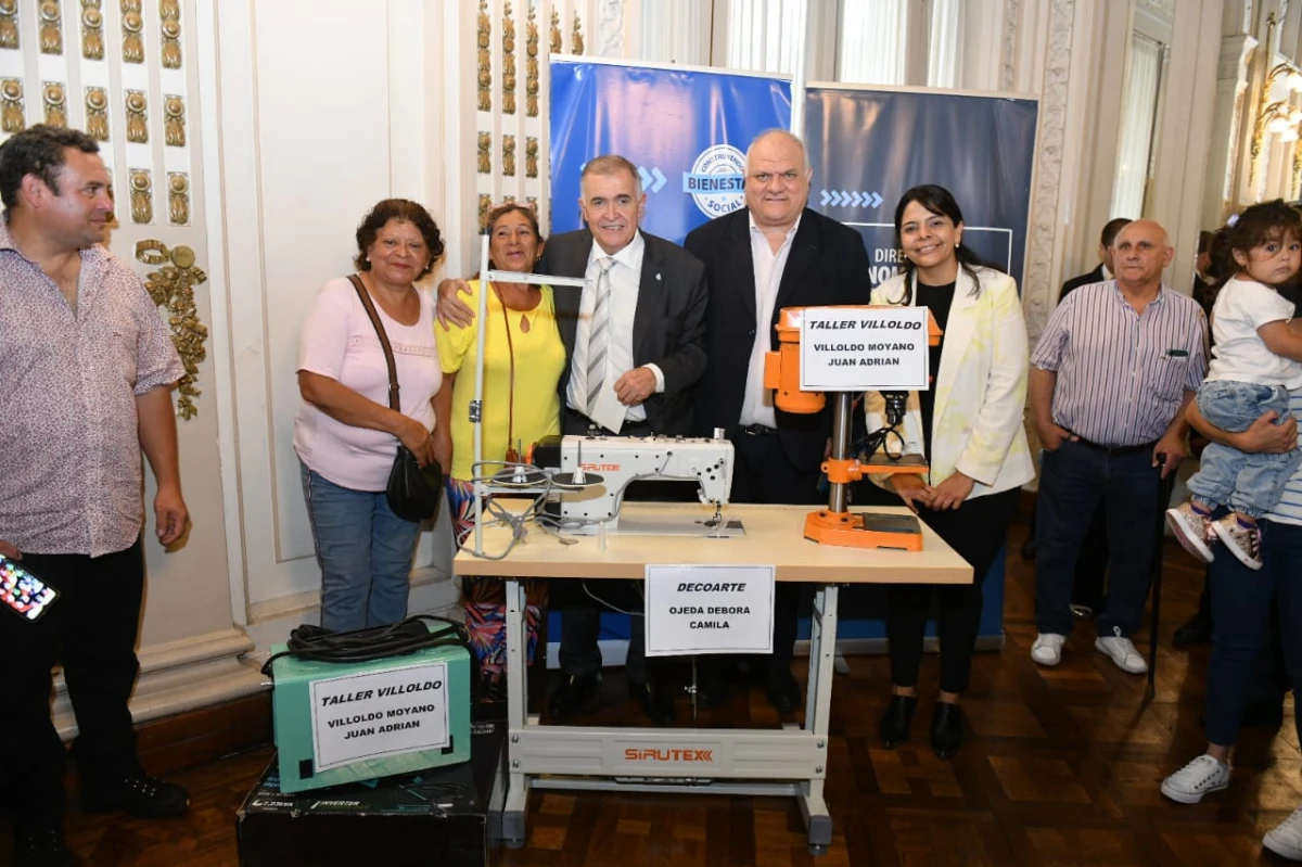 Entrega de equipos en la Casa de Gobierno. COMUNICACIÓN PÚBLICA